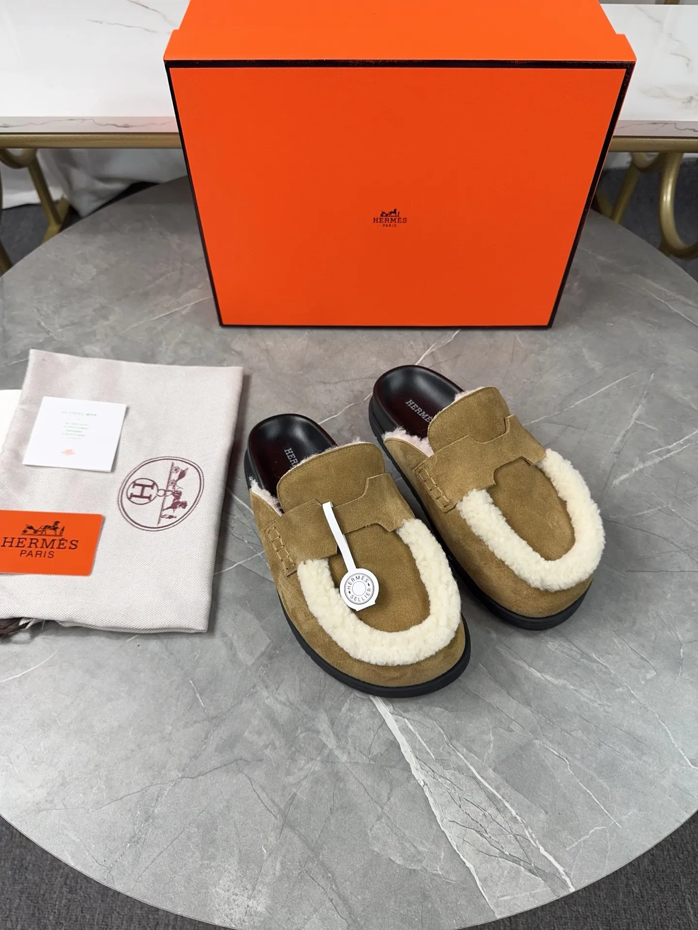 p460🐮🐮HERMES Birkenstock Mules🍬 Spring and summer really need versatile slippers. They have a casual and high-end feel, and the comfort is also great. The large toe design adds a playful feel, and the slip-on design is convenient and practical to wear. 🌷Upper: original high mercerized cow velvet 🌷Inner lining: wool 🌷Outsole: original TPU water platform + rubber film combination 🌷Number of sizes: women's size 35-40 (40-41 -42 is not returnable) men's size: 38-45 (45 is not returnable)